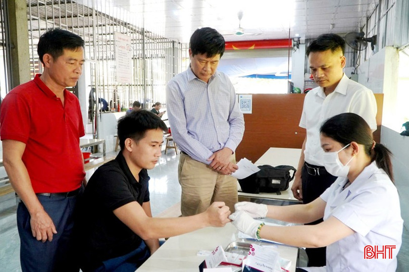 Lãnh đạo Trung tâm Kiểm soát bệnh tật Hà Tĩnh giám sát công tác phòng, chống sốt rét tại thị trấn Vũ Quang. Ảnh: Nhật Thắng. bqbht_br_sot-ret-1a.jpg