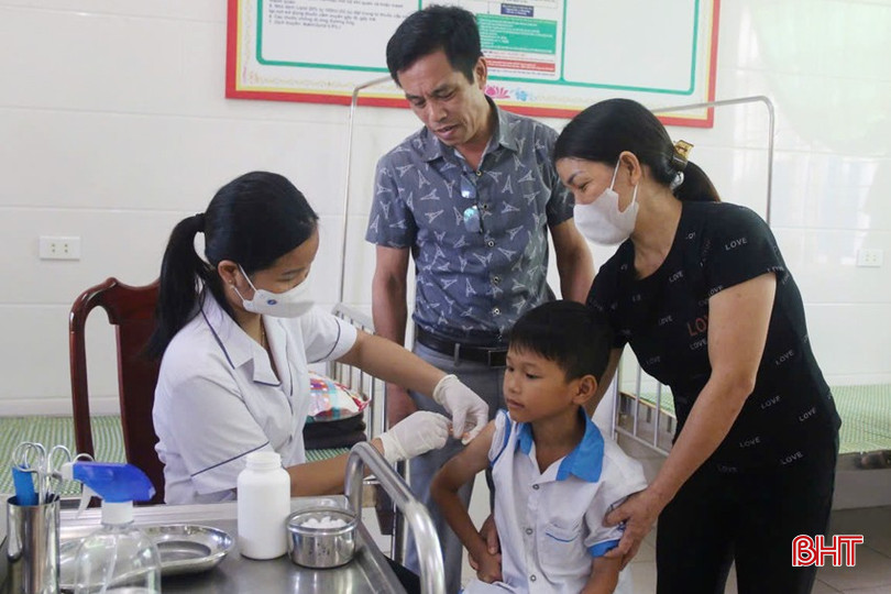 Huyện Cẩm Xuyên tiến hành tiêm vắc-xin phòng sởi cho trẻ em. tiem-soi-1a-6931.jpg
