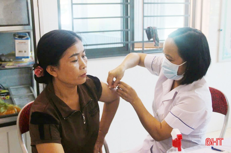 Tiêm phòng cho các nhân viên y tế. tiem-soi-2a-2604.jpg