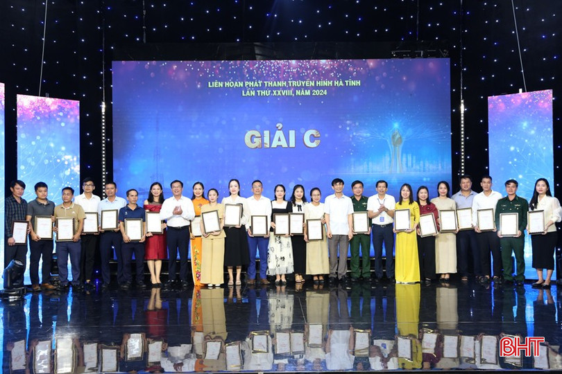 Ban Tổ chức trao giải C... 6a-5095.jpg