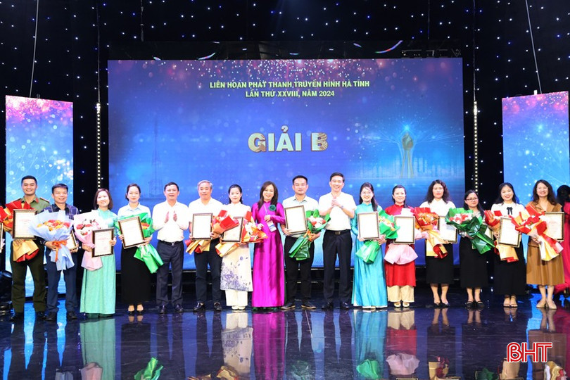 Phó Chủ tịch UBND tỉnh Lê Ngọc Châu và Ban Tổ chức trao giải B cho các nhóm tác giả. 7a-2809.jpg