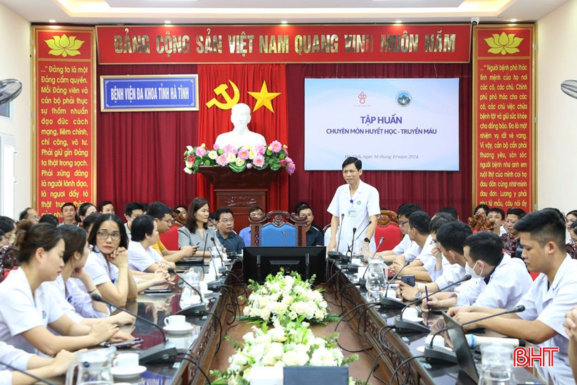 Lãnh đạo Bệnh viện đa khoa tỉnh cảm ơn sự quan tâm của Viện Huyết học - truyền máu Trung ương đã tạo điều kiện để đội ngũ y, bác sỹ ở Hà Tĩnh được cập nhật các kiến thức quan trọng về huyết học - truyền máu. 1a-7136.jpg