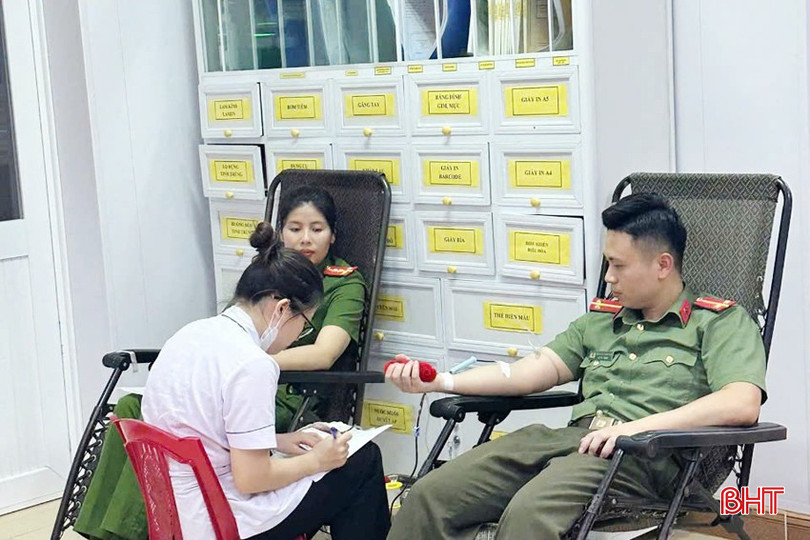Hưởng ứng lời kêu gọi của BVĐK tỉnh, nhiều cán bộ, chiến sỹ Công an tỉnh đã trực tiếp đến Khoa Huyết học - Truyền máu để hiến máu. bqbht_br_z6787164040228-27d5ba9836f9265d8cd8e8f32bb2d9e7a.jpg