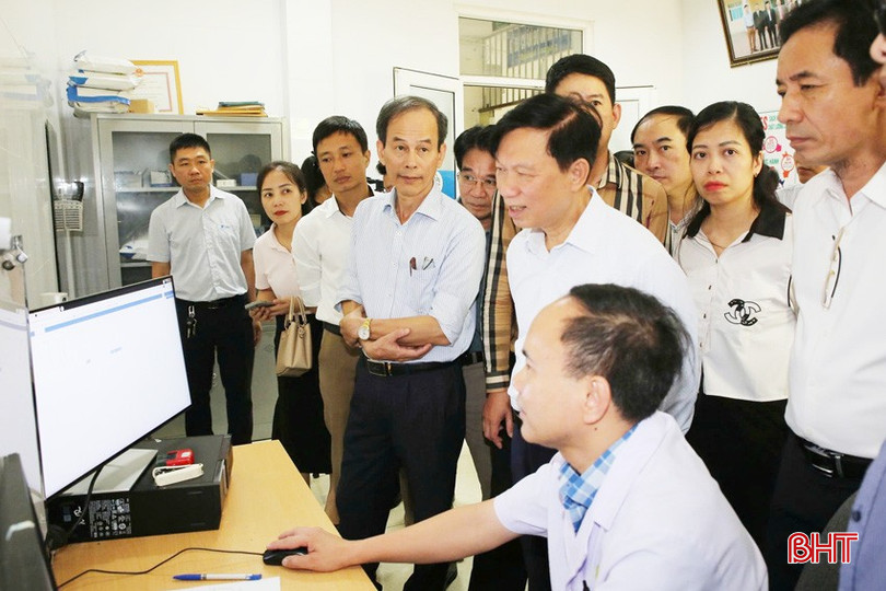 Đại diện lãnh đạo Bộ Y tế kiểm tra vận hành thực tế bệnh án điện tử. bqbht_br_badta.jpg