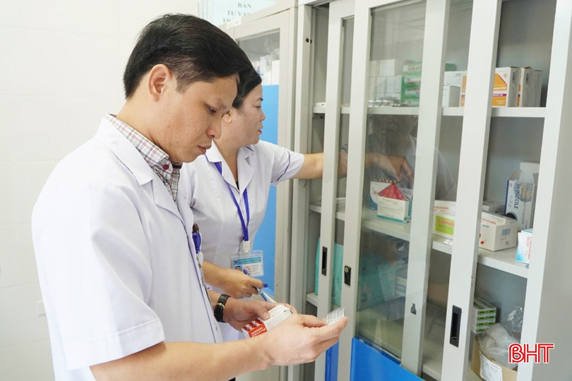 Bác sỹ Lê Quân Thành – Phó Giám đốc Trung tâm Y tế TP Hà Tĩnh kiểm tra các tủ thuốc tại trạm y tế. tram y te 4A.jpg