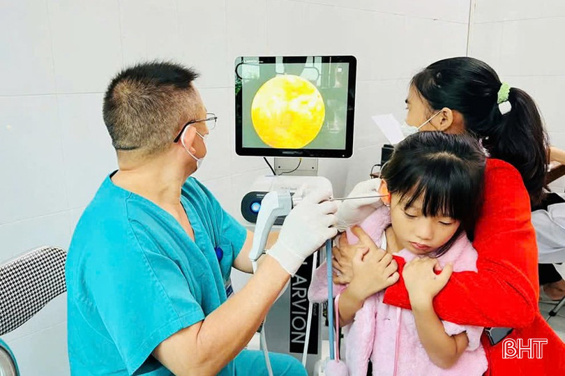 Chuyên gia Bệnh viện Trung ương Huế về trực tiếp thăm khám và hỗ trợ chuyên môn tại BVĐK Lộc Hà. bqbht_br_4a.jpg