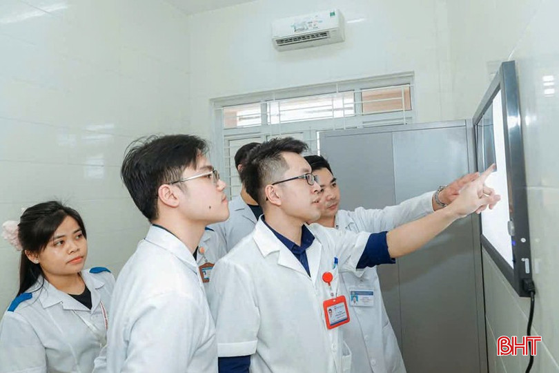 Thạc sỹ, bác sỹ nội trú Hoàng Xuân Tuấn Anh (người đeo bảng tên màu đỏ) - Khoa Chấn thương chỉnh hình và y học thể thao trao đổi chuyên môn cùng với các y bác sỹ Trung tâm Y tế TP Hà Tĩnh. bqbht_br_1a.jpg