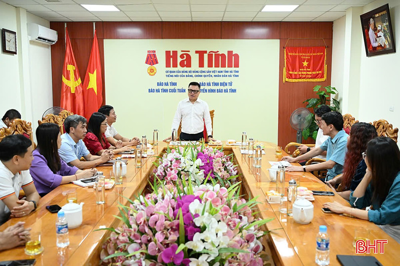 Đồng chí Lê Quốc Minh thăm, nói chuyện với cán bộ, phóng viên Báo Hà Tĩnh z5826635610644_f299b6b0f8e9f0ac53e28ab6a304870f.jpg