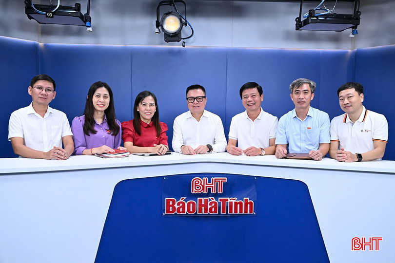 Đồng chí Lê Quốc Minh tham quan phòng tọa đàm trực tuyến. z5826635646796_966034592d57d9f87603ae57f07d6420.jpg