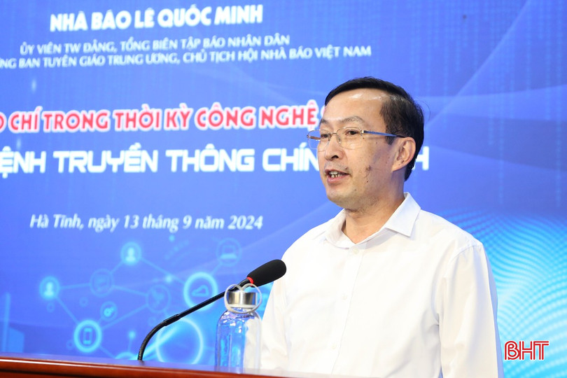 Giám đốc Đài PT&TH Hà Tĩnh Nghiêm Sỹ Đống cảm ơn những chia sẻ của đồng chí Lê Quốc Minh về bức tranh của báo chí với công nghệ số, trí tuệ nhân tạo. 5A.jpg
