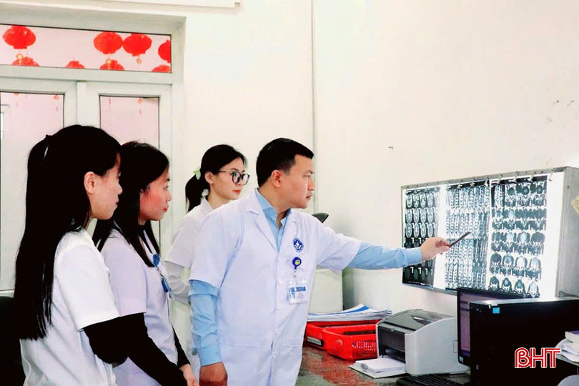 Bác sỹ Bùi Đức Hiển hướng dẫn cho các bác sĩ trẻ nâng cao kiến thức về lĩnh vực chẩn đoán hình ảnh. bqbht_br_bs-hien-2a.jpg