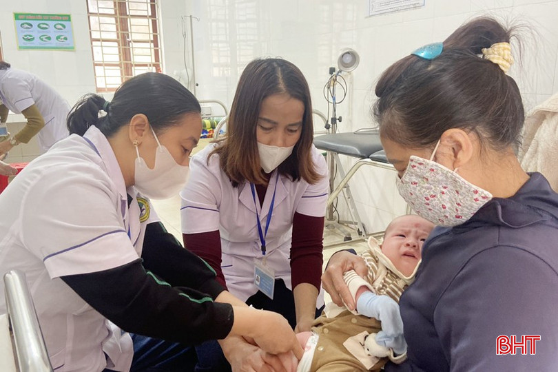 Các y, bác sỹ Trạm Y tế xã Thanh Bình Thịnh (huyện Đức Thọ) tiêm vắc-xin phòng sởi cho trẻ. bqbht_br_cum-1a.jpg