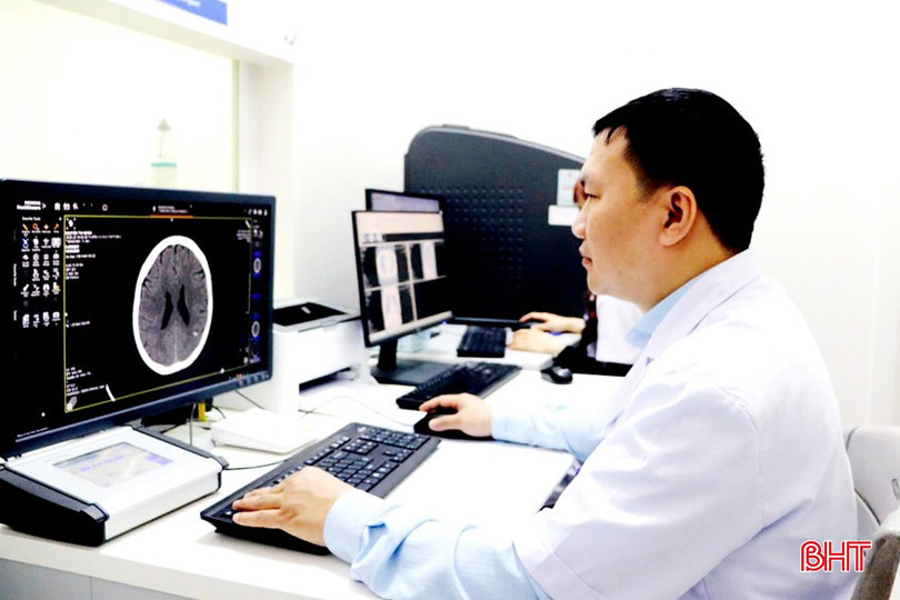 Bác sỹ Hiển "giải mã" bệnh qua máy chụp cắt lớp vi tính (CT Scanner) 32 lát cắt. bqbht_br_bs-hien-3a.jpg