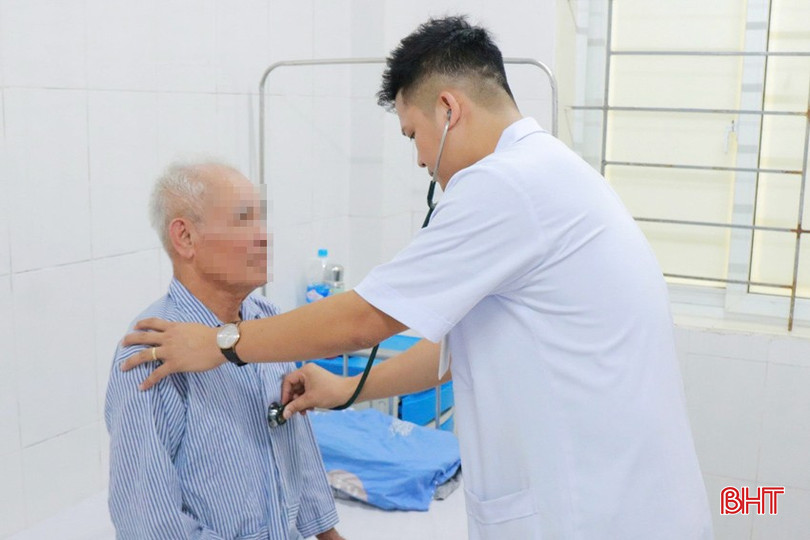 Bác sỹ Khoa Tim mạch, BVĐK tỉnh đang thăm khám cho một bệnh nhân bị tăng huyết áp vào điều trị tại khoa. bqbht_br_z6764407614193-6bb8f8e4880fda298c9f4d0213d3f415a-6690.jpg