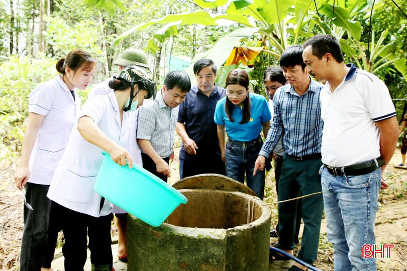 Trung tâm Kiểm soát bệnh tật tỉnh giám sát việc xử lý nước sạch sau mưa lũ tại Hương Khê. mua luA.jpg