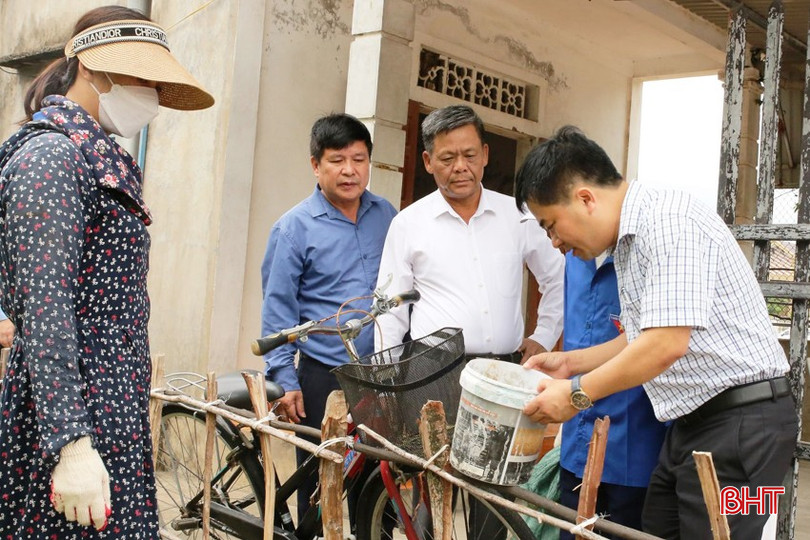 Lãnh đạo Sở Y tế và Trung tâm Kiểm soát bệnh tật tỉnh giám sát công tác phòng, chống sốt xuất huyết tại cơ sở. Ảnh: Nhật Thắng. mua lua 2A.jpg