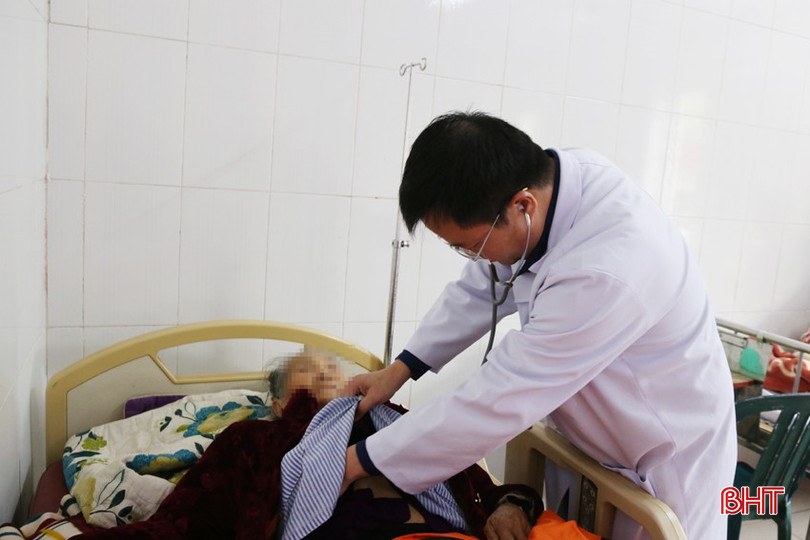 Bác sỹ Nguyễn Xuân Thái thăm khám cho một bệnh nhân bị tổn thương não do đột quỵ. bqbht_br_2a.jpg