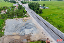 Tiềm ẩn mất ATGT từ các bãi tập kết vật liệu xây dựng bên Quốc lộ 1