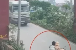 Tạm giữ hình sự đối tượng đẩy cảnh sát giao thông vào đầu xe tải