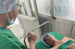 Axit thông cống bắn vào 2 mắt và tay, người đàn ông hoại tử nặng nề