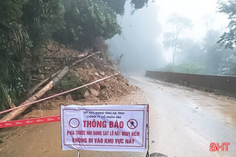 Mưa lớn kéo dài, “báo động đỏ” tại quốc lộ 8