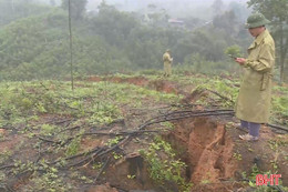 Vết nứt lớn trên đồi uy hiếp tài sản, tính mạng người dân