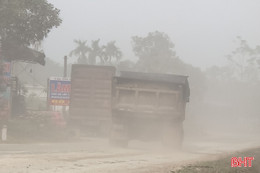 "Bão bụi" trên đường Hồ Chí Minh và Quốc lộ 15