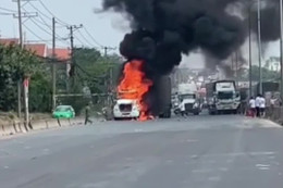Xe đầu kéo cháy ngùn ngụt trên quốc lộ