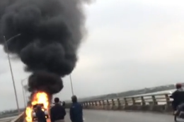 Xe con bốc cháy ngùn ngụt trên cầu Yên Xuân