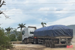 Ẩn họa từ những xe tải nặng "tiện chuyến" chở vật liệu xây dựng