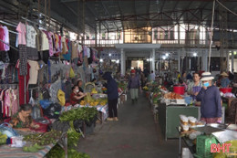 Tiểu thương chợ Giang Đình ổn định kinh doanh chờ xây chợ mới