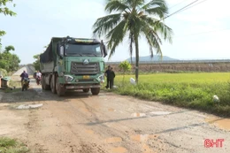 "Khổ sở" di chuyển trên các tuyến đường công vụ hư hỏng nặng