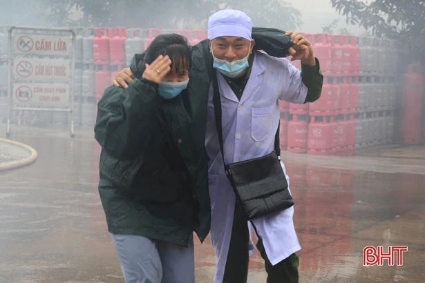 Diễn tập tình huống cháy tại trạm chiết nạp khí gas ở Nghi Xuân