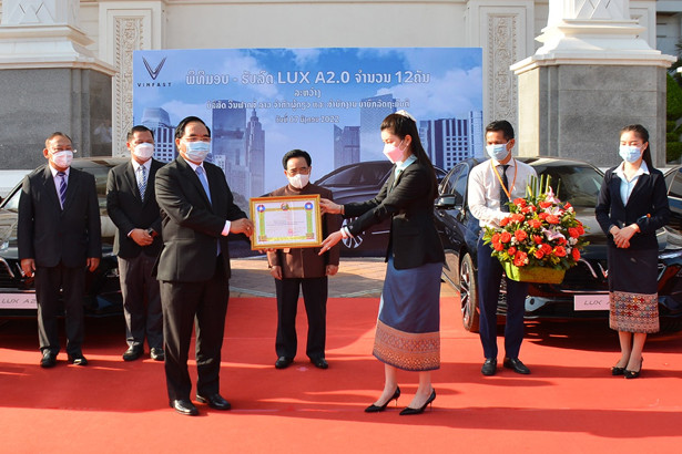 Hãng VinFast Việt Nam tặng xe ô tô cho Chính phủ Lào