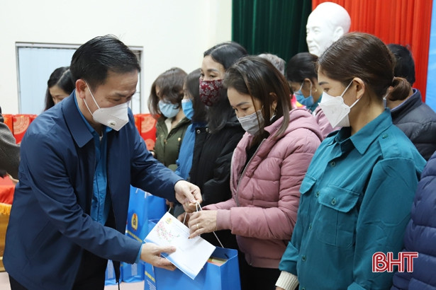 Chương trình “Tết sum vầy” tặng người lao động ngành Xây dựng Hà Tĩnh hơn 100 triệu đồng