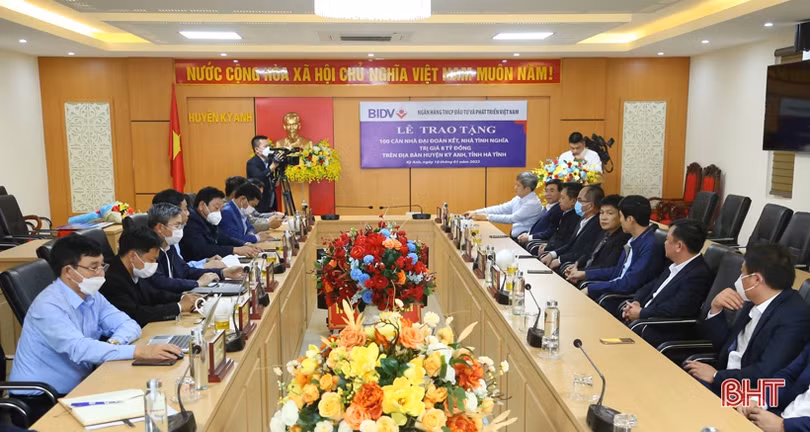 BIDV trao hỗ trợ 100 căn nhà kiên cố cho người nghèo, gia đình chính sách huyện Kỳ Anh