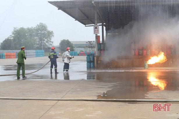 Diễn tập tình huống cháy tại trạm chiết nạp khí gas ở Nghi Xuân