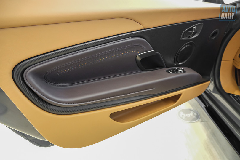 Soi chi tiết Aston Martin DB11 V8 có giá bán hơn 17 tỷ đồng tại Việt Nam