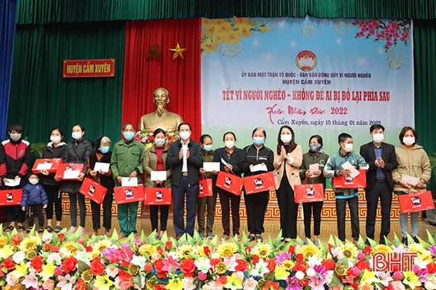 Cẩm Xuyên trao tặng trên 600 triệu đồng quà tết cho người nghèo