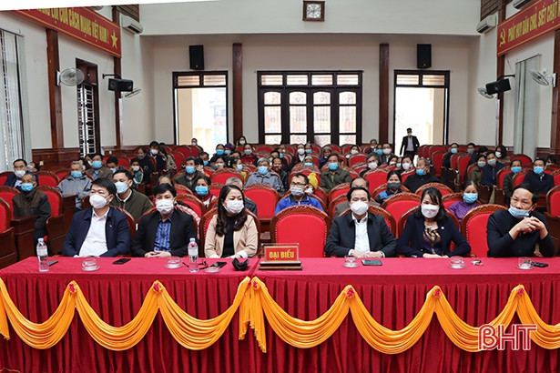 Cẩm Xuyên trao tặng trên 600 triệu đồng quà tết cho người nghèo