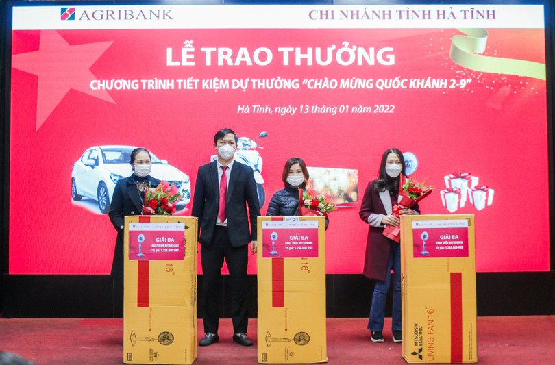 Agribank Chi nhánh tỉnh Hà Tĩnh trao ô tô Mazda2 cho khách hàng trúng thưởng