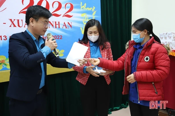 Chương trình “Tết sum vầy” tặng người lao động ngành Xây dựng Hà Tĩnh hơn 100 triệu đồng