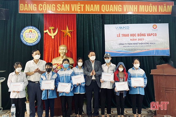 Trao quà cho người dân có hoàn cảnh khó khăn ở Hà Tĩnh ảnh 7 Trao quà cho người dân có hoàn cảnh khó khăn ở Hà Tĩnh