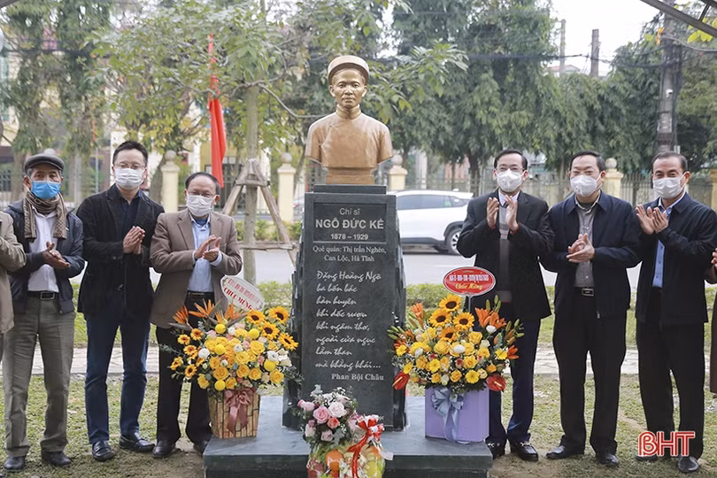 Yên vị tượng chí sĩ yêu nước Ngô Đức Kế tại công viên ở thị trấn Nghèn