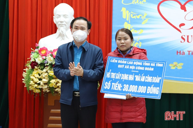 Chương trình “Tết sum vầy” tặng người lao động ngành Xây dựng Hà Tĩnh hơn 100 triệu đồng