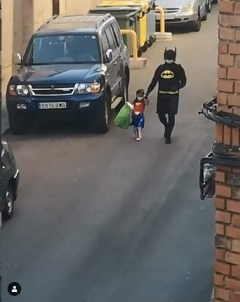 Hai bố con “lên đồ” đi đổ rác