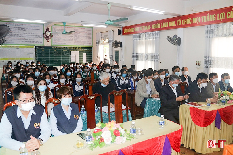 Formosa Hà Tĩnh trao tặng 118 máy tính bảng hỗ trợ học sinh nghèo