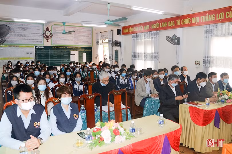 Formosa Hà Tĩnh trao tặng 118 máy tính bảng hỗ trợ học sinh nghèo