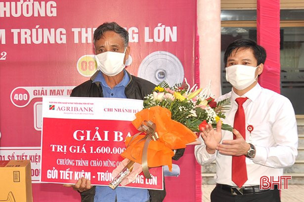 Agribank Hà Tĩnh II trao xe Toyota Vios cho khách hàng trúng thưởng