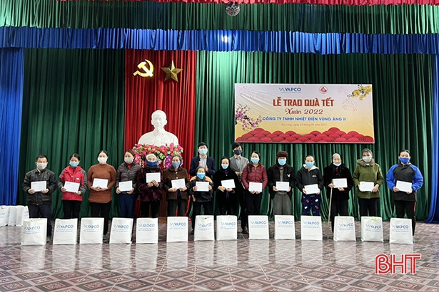 Trao quà cho người dân có hoàn cảnh khó khăn ở Hà Tĩnh ảnh 5 Trao quà cho người dân có hoàn cảnh khó khăn ở Hà Tĩnh
